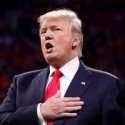 Menyoroti Trump Saat Nyanyikan Lagu Kebangsaan