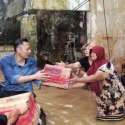 Dengan Perahu Karet, AHY Beri Bantuan Korban Banjir