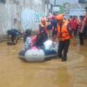 Evakuasi Korban Banjir, Petugas Gulkar Jaktim Turunkan Perahu Karet