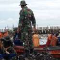 Prajurit TNI Ikut Bantu Angkut Sampah Di Muara Angke