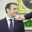 Trump Bersihkan Ketombe Macron