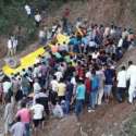 Bus Sekolah Terjun Ke Jurang, Puluhan Anak Tewas
