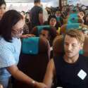 Foto Mensos Bantu Wisman Sakit di Kabin Garuda Mendadak Viral