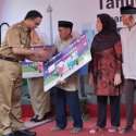 Gubernur Anies Bagikan Kartu Lansia Jakarta Di Tanah Tinggi