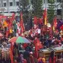 Polisi Dan Buruh Joget Bareng Depan Gedung Sate