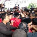 Massa PDIP Dan Perindo Bentrok Di Depan KPU