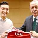 Ozil Ngaku Cuma Ngomong Bola