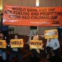 Koalisi Masyarakat Sipil Bentang Spanduk Lawan Intervensi Bank Dunia & IMF