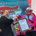 Rekor MURI Pengibaran Bendera Di Laut Oleh Perempuan Terbanyak