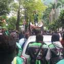 Di Depan Kantor Pusat Grab, Massa Ojol Teriak Bos Grab Keluar
