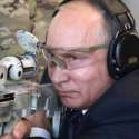 Putin Pamer Keahlian Pegang Kalashnikov