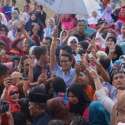 Senam Bersama Warga Larangan, Sandi Disambut Hujan Deras