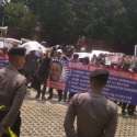 Ratusan Demonstran Tuntut KPK Tersangkakan Taufik Kurniawan