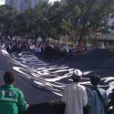 Bendera Tauhid Raksasa Sempat Dibentangkan Di Depan Kantor Wiranto