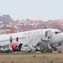 Pesawat Peruvian Airlines Tergelincir Di Landasan, Roda Meledak