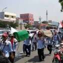 Usung Keranda Dan Bendera Kuning, Ratusan Awak Mobil Tanki Jalan Kaki Tanjung Priuk - Istana Negara