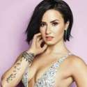 Demi Lovato, Cium Mesra Desainer Beken