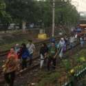 KRL Tanah Abang-Rangkasbitung Terhenti Mendadak, Penumpang Hujan-Hujanan