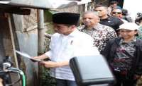 Jokowi Nyalakan Listrik Warga