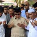 Prabowo Salat Menghadap Kiblat, Bukan Kamera