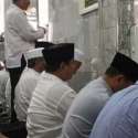Beda Gaya Jumatan Prabowo Dengan Jokowi