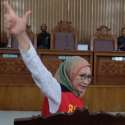 Ratna Sarumpaet Acungkan Salam Dua Jari Di Ruang Persidangan