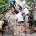 Babinsa Gotong Royong Perbaiki Jembatan Lapuk