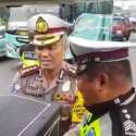 Ambulans Pecah Ban, Dirlantas Polda Metro Bantu Bopong Jenazah
