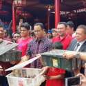 Anies Kunjungi Vihara Dharma Bakti Bersama Dua Anaknya