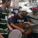 Pengamen Jalanan Berpesan Agar Dhani Kembali Jadi Musisi