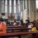 Jemaat Penuhi Misa Rabu Abu Di Gereja Katedral