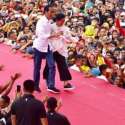 Ramai 'Iriana Terjengkang', Jokowi Unggah Foto Mesra Rangkulan