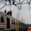 Proses Evakuasi KRL Anjlok Terus Berjalan Di Tengah Hujan