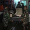 Prajurit TNI Bantu Evakuasi Korban Banjir Di Pangkalan Banteng