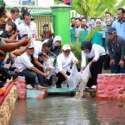 Kampanye Hidup Bersih, Bupati Anas Tebar Ribuan Benih Ikan Nila Dan Gelar Festival Toilet