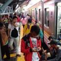Penumpang KRL Numpuk Di Stasiun Pondok Ranji