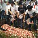 Alumni Dan Mahasiswa Trisakti Ziarah Makam Pejuang Reformasi Di TPU Tanah Kusir