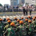 Personel TNI Kompak Salawatan Dengan Massa Aksi