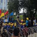 Tak Diizinkan Masuk, Massa Buruh Dari FPR Dan GSBI Teriakkan 