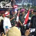 Massa Gelar Aksi Di MH Thamrin Dan Serahkan Bendera Merah Putih Untuk TNI