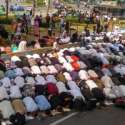 Peserta Aksi Kawal MK Salat Zuhur Berjamaah Di Jalan Raya Sekitar Patung Kuda
