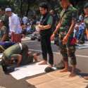 Gelar Salat Berjamaah, Aparat TNI Siapkan Karpet Dan Air Wudhu Untuk Massa Aksi Kawal MK