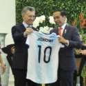 Terima Kaos Timnas Argentina, Jokowi Serahkan Bola Majalengka Kepada Presiden Macri