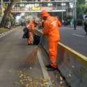 Aksi Kawal MK Bubar, Petugas PPSU Bergegas Bersihkan Jalan Medan Merdeka Barat