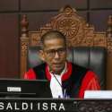 Pindah-pindah Tempat Duduk, BW Ditegur Hakim MK Saldi Isra