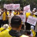 Massa Rompi Kuning Beri Dukungan Di Depan MK