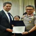 Bantu Kasus Yang Menyeret Najib Razak, Irjen Agung Setya Terima Penghargaan Dari FBI
