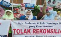 Emak-emak Aksi Di Depan Rumah Prabowo