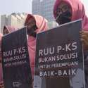 Merasa Suaranya Dibungkam, Puluhan Perempuan Tolak RUU P-KS Dengan Melakban Mulutnya