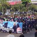 Demonstran Penuhi Gedung DPR, Jalan Gatot Subroto Ditutup